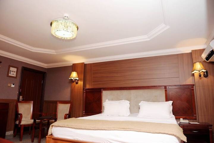Room 7 of 18