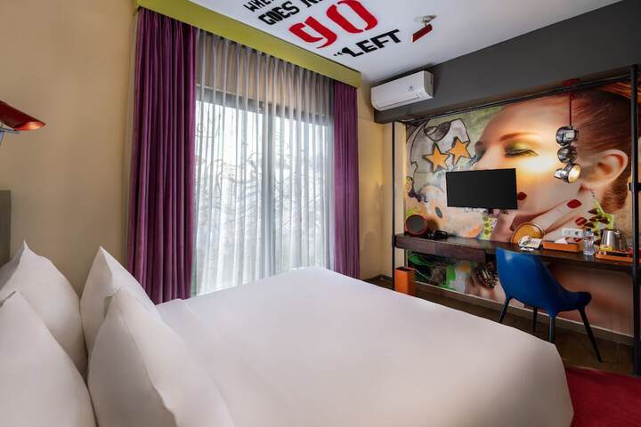 Room 9 of 43