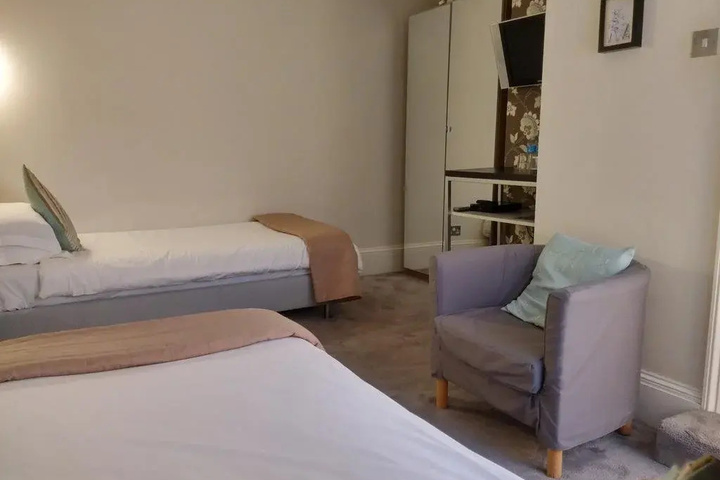Room 5 of 12