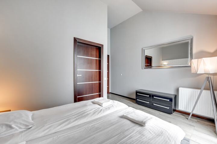 Room 45 of 183