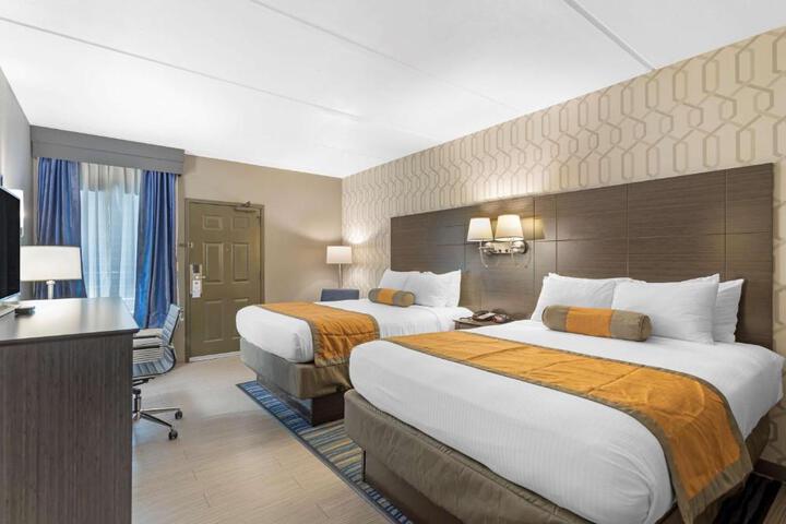 2 Queen Beds Exterior Entrance First Floor Microwave and Refrigerator WiFi Pet Friendly Room Full Breakfast (1 of 12)
