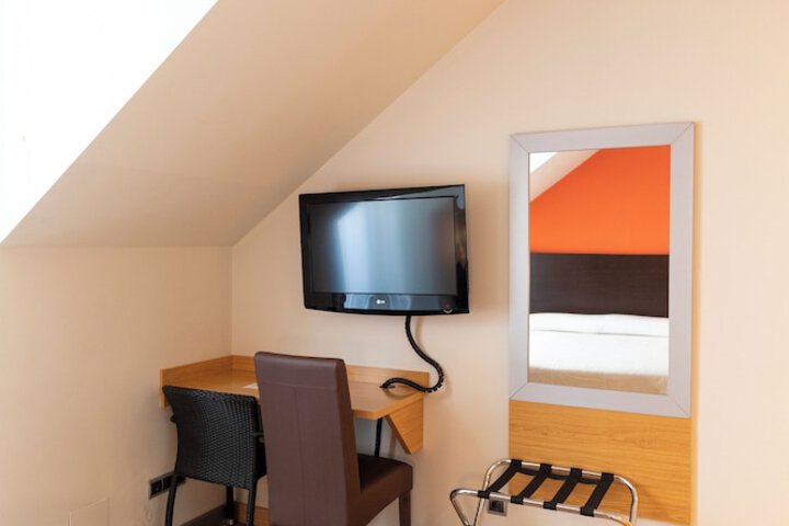 Room 34 of 168
