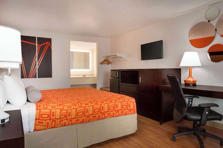 1 King Bed (9 of 14)