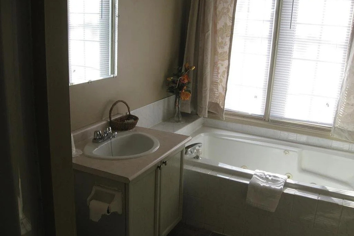 Room 4 of 10