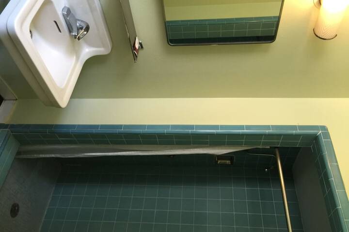 Room 8 of 16