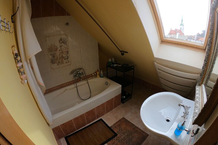 Room 27 of 39