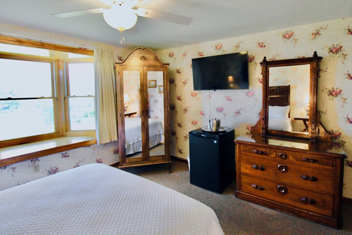 Room 44 of 100