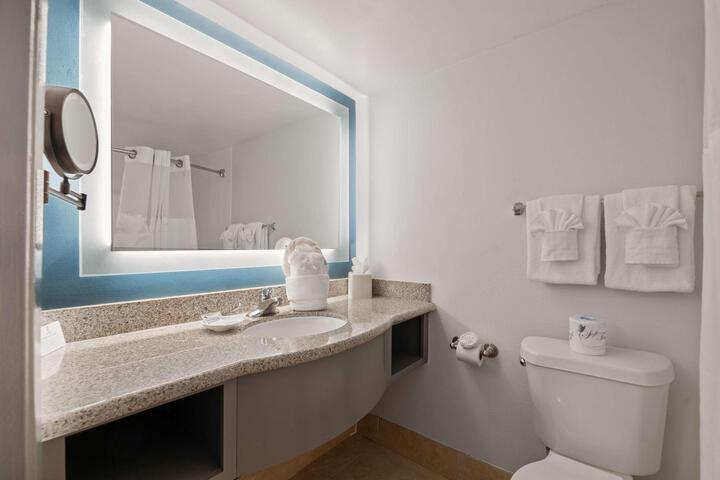 Double Accessible Queen Size Bed (9 of 18)