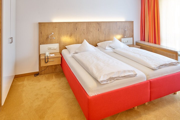 Room 7 of 75