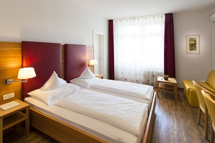 Room 5 of 73