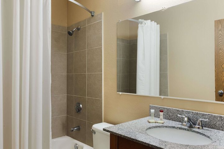 1 Queen Bed Accessible Room (5 of 5)