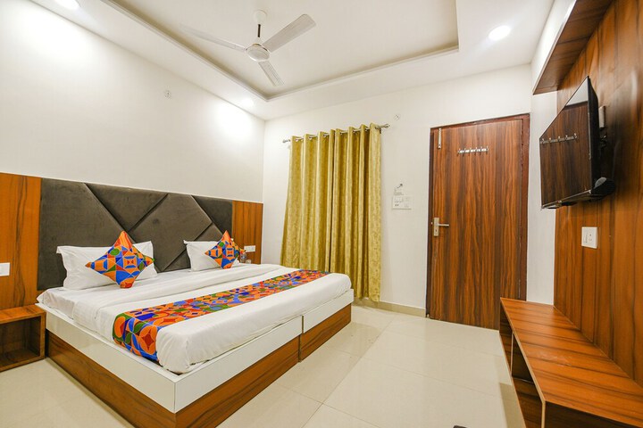 Room 12 of 24