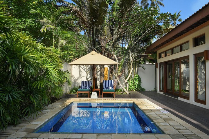 Hotel with Pool