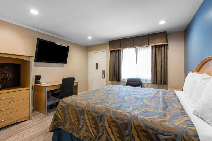 1 King Bed (3 of 13)