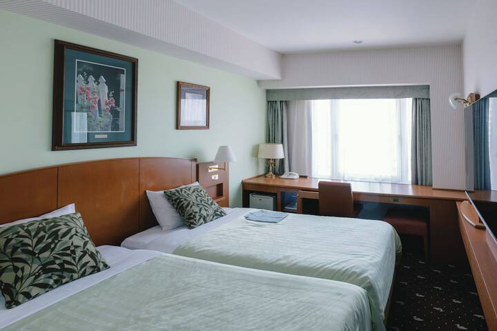Room 12 of 107
