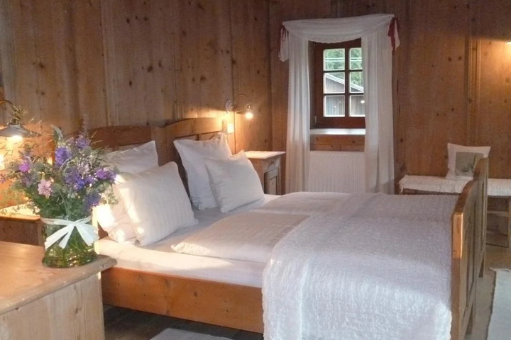 Room 4 of 18