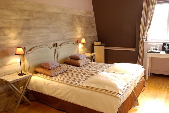 Room 10 of 42