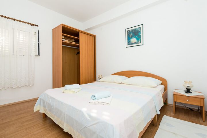 Room 9 of 104