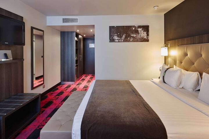 Room 26 of 80
