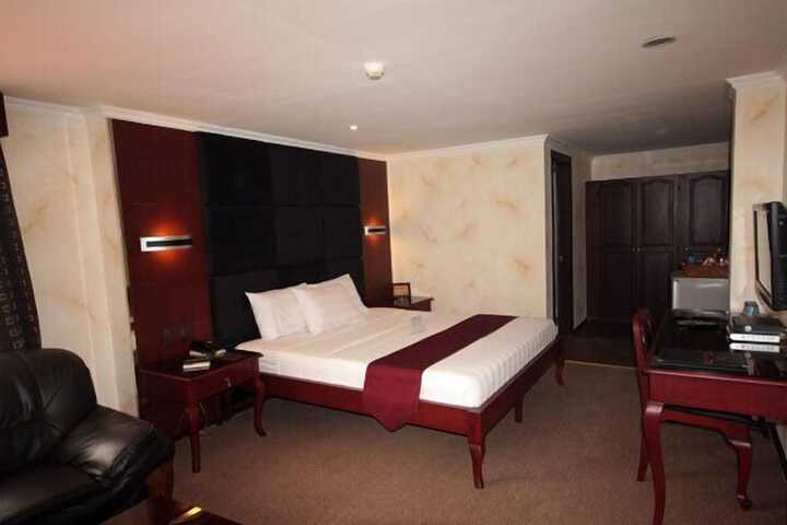 Room 6 of 38