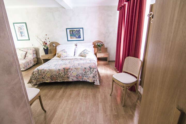 Room 4 of 49