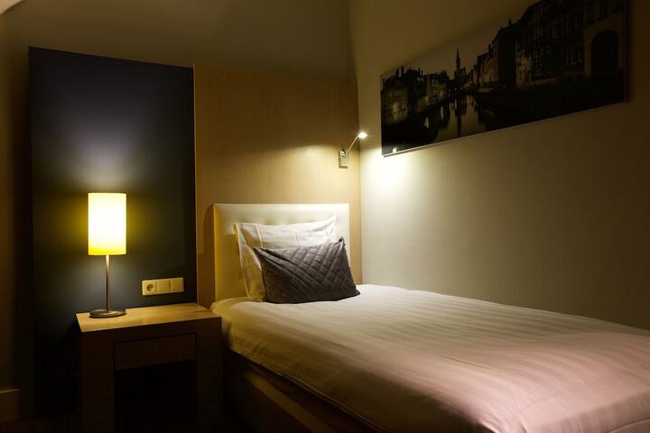Room 9 of 42