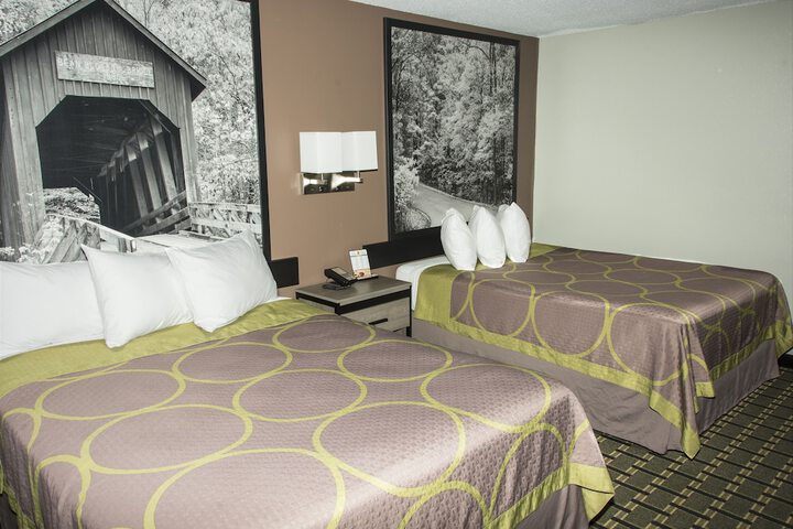 2 Queen Beds First Floor (13 of 17)