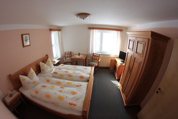 Room 4 of 5
