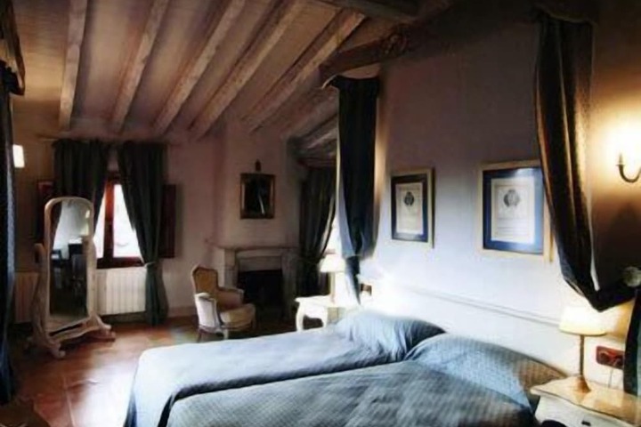 Room 3 of 21