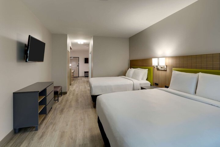 2 Queen Beds (1 of 17)