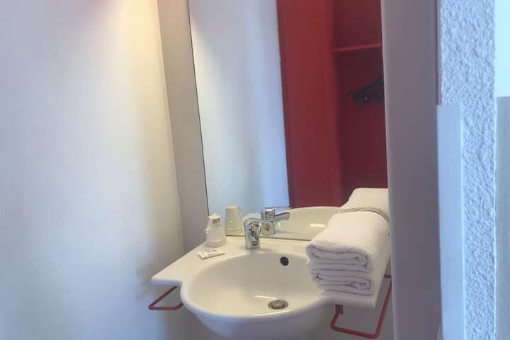 Room 30 of 64
