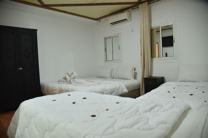 Room 4 of 9