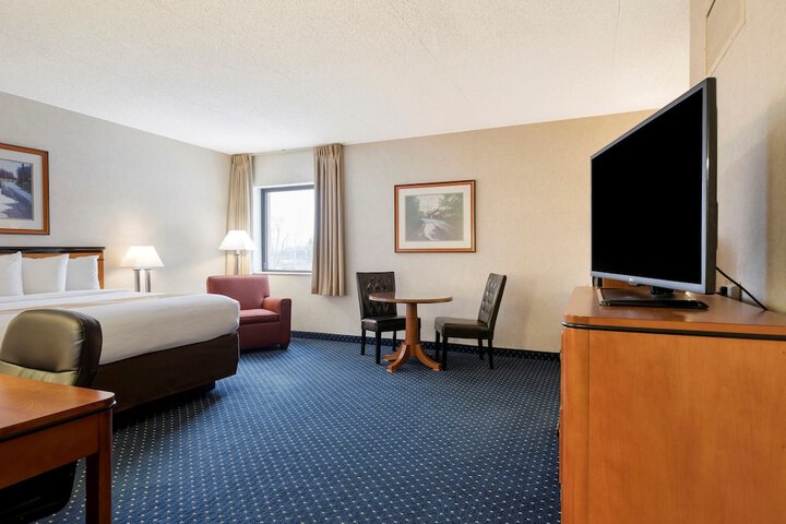 1 King Bed (3 of 6)
