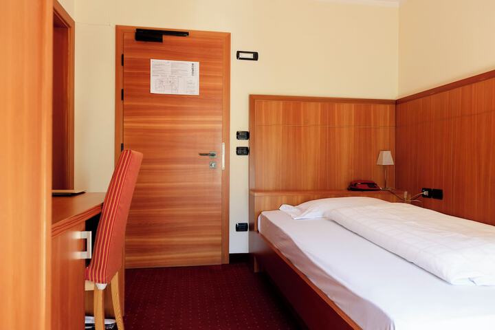 Room 48 of 79