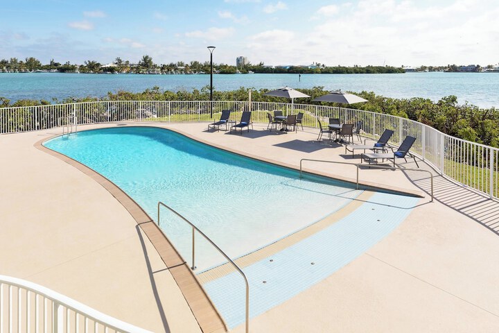 Pool 40 of 70