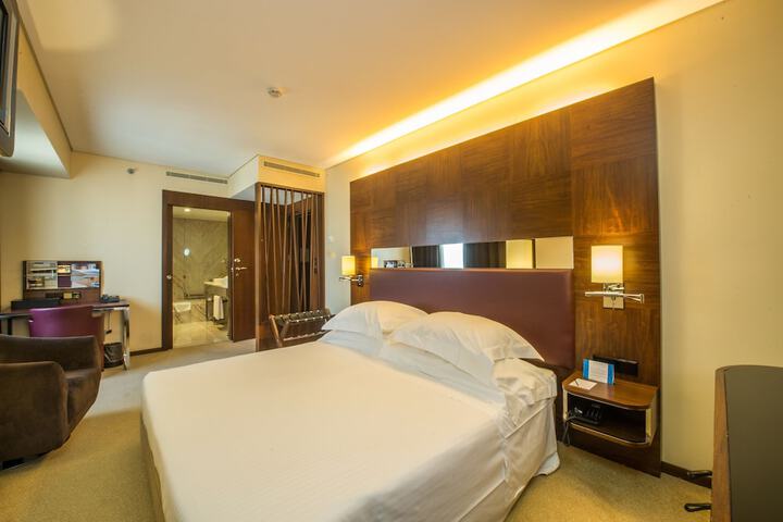 Room 6 of 106