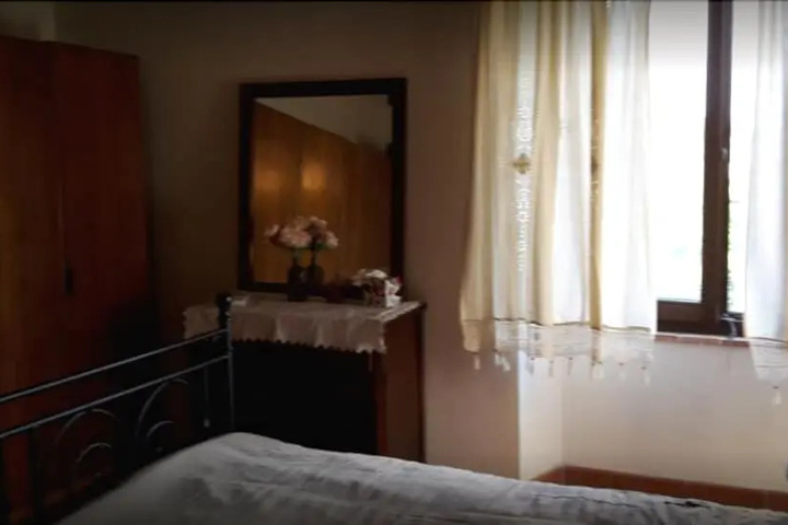 Room 5 of 10