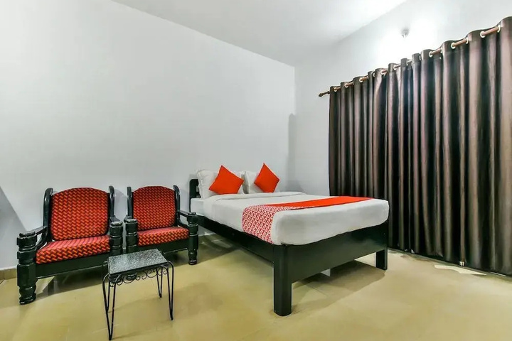 Room 6 of 12