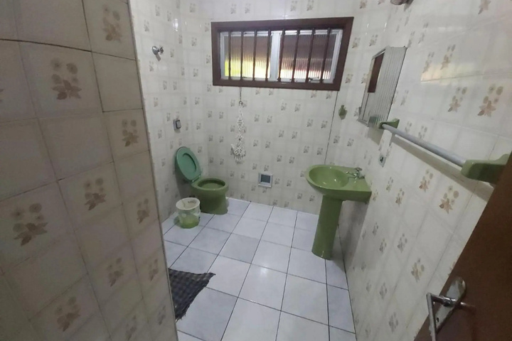 Room 7 of 16