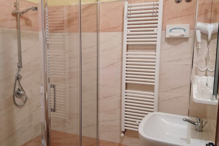 Room 12 of 18