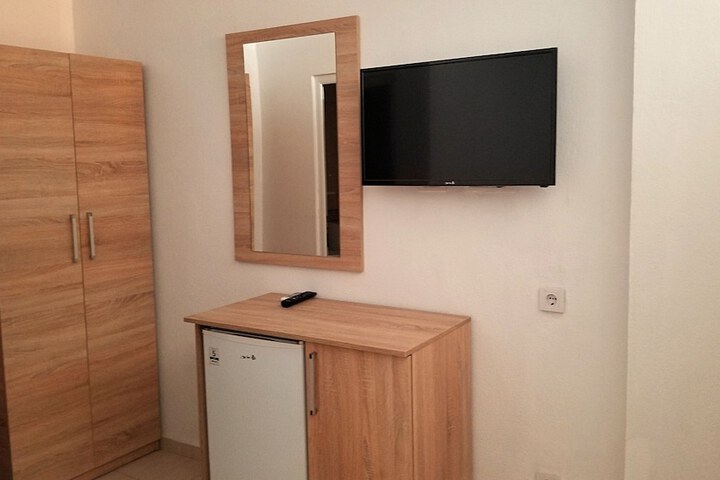Room 9 of 100