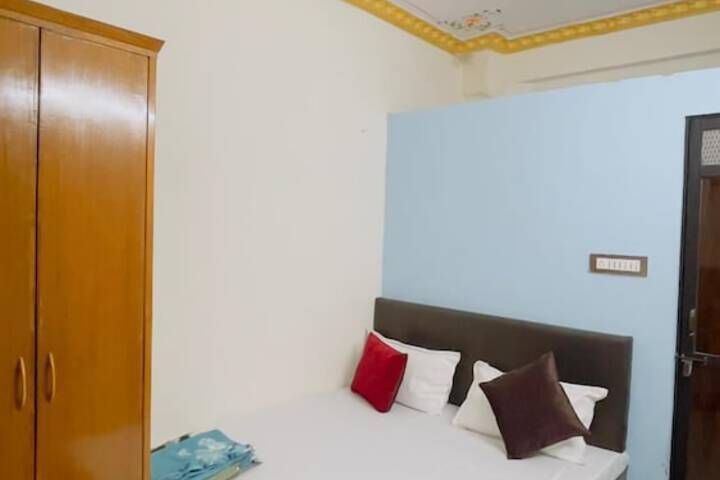 Room 13 of 22