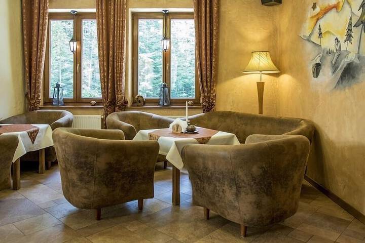 Lounge 68 of 83