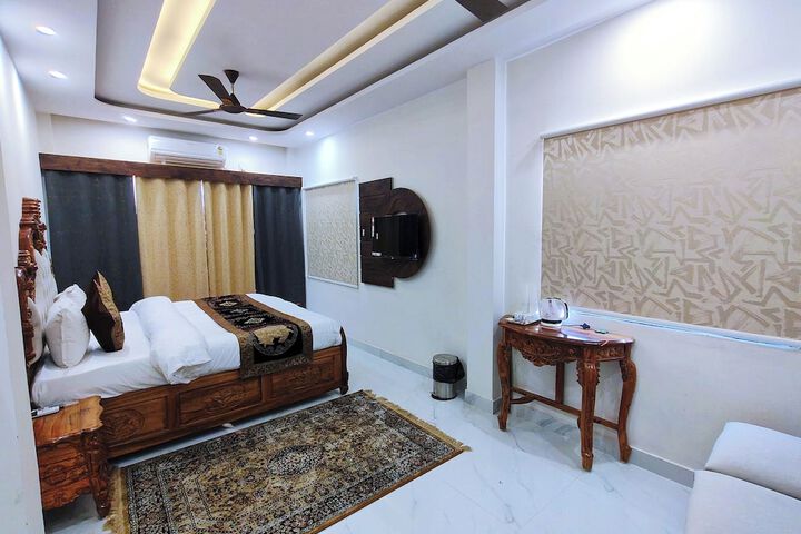 Room 13 of 33