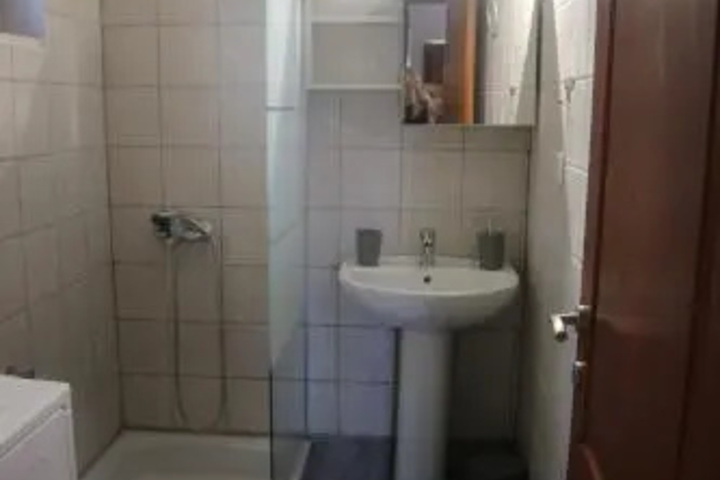 Room 6 of 16