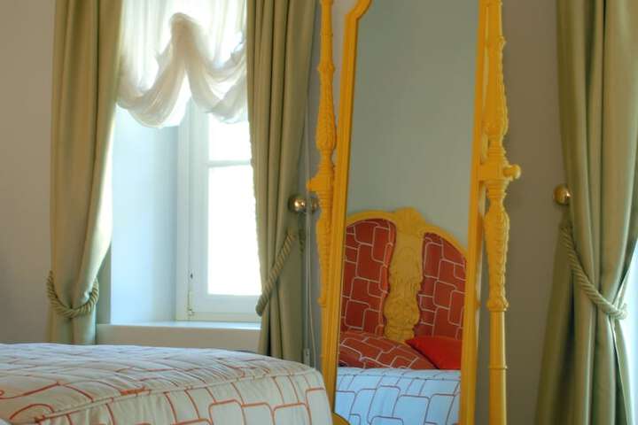 Room 9 of 115