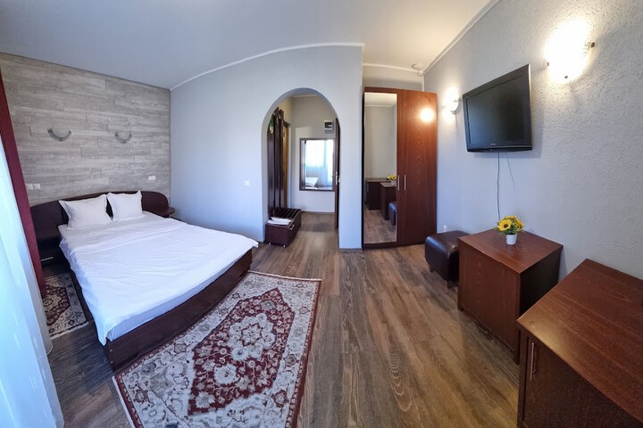 Room 10 of 113