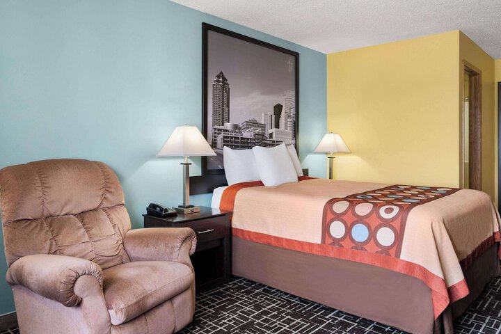 1 Queen Bed (7 of 19)