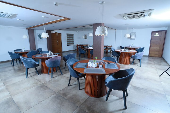 Dining 6 of 8