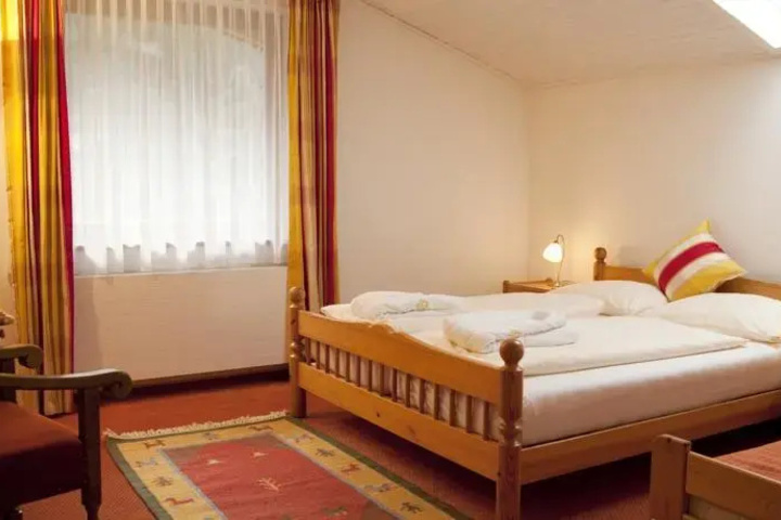 Room 4 of 10